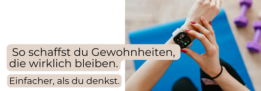 Gewohnheiten langfristig zur Routine machen. Hand startet eine Sportuhr. Sportequipment im Hintergrund.