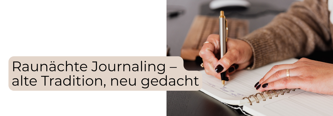 Schreibende Hand im Journal während der Raunächte – Journaling für Reflexion und Wünsche für das neue Jahr