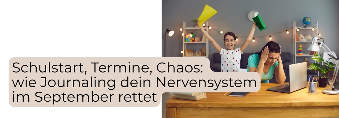 Gestresste Mutter am Laptop hält sich die Ohren zu, während ein Kind laut spielt – Stress im Familienalltag zum Schulstart