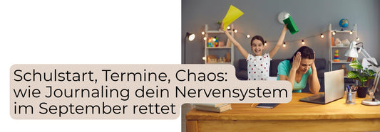 Gestresste Mutter am Laptop hält sich die Ohren zu, während ein Kind laut spielt – Stress im Familienalltag zum Schulstart